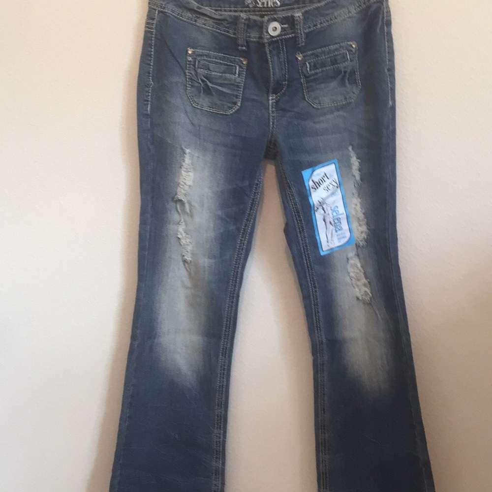 Short and sexy Selena mid rise original fit